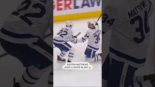 Auston Matthews Gets Some Help After Losing A Skate Blade 🤝