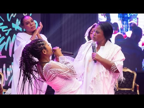 FAITH ESSIEN x OHEMAA MERCY - Powerful ministration at the Living Room Worship Experience’25🔥
