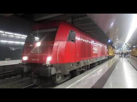 ÖBB-Baustellenzug, der vom Wien-Flughafen abfährt, Treno cantiere ÖBB in partenza da Wien Flughafen