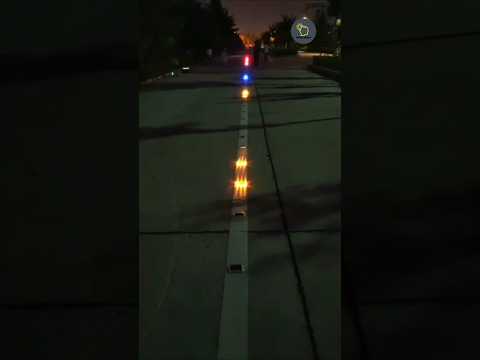 كيف تضيء هذه المثبتات في الطريق دون أسلاك كهرباء؟ ⚡🚗#اكسبلور #shorts #سيارات #ترند #reels #معلومات