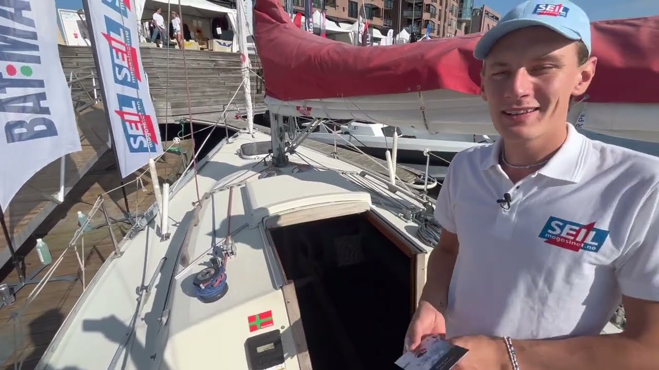 Brother (24) shows off a used boat for 19,000 NOK at the "Båter i Sjøen" boat show at Aker Brygge
