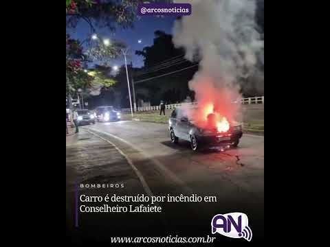 Carro é destruído por incêndio em Conselheiro Lafaiete