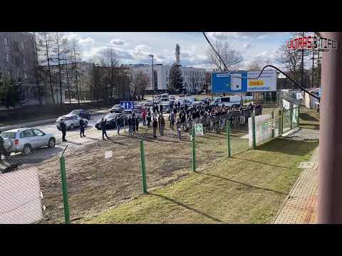 PL: Sandecja Nowy Sącz - GKS Tychy [Kibice wspierają pod stadionem]. 2021-03-13