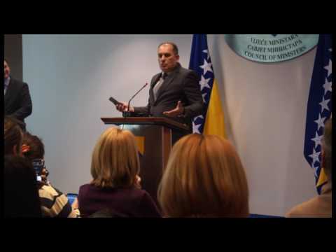 Ministar Dragan Mektić čita SMS poruke Ružice Jurišić