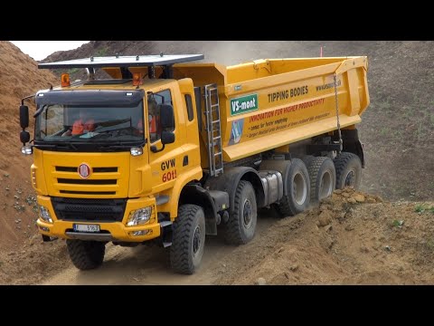 Tatra Phoenix 10x10 v terénu. 60 tun těžký kolos pohání 510 koní.