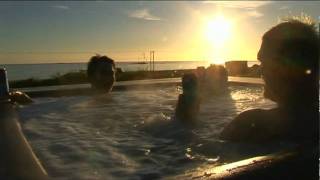 preview picture of video 'Lofoten Ferry, outdoor 38° hot pools overlooking the ocean'