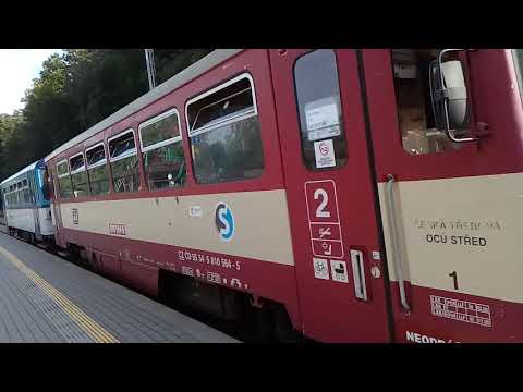 Odjezd Šukafonu 810 564-5 s přípojným vozem 010 na Os 5474 ve Dvoře Králové nad Labem 15.8.2021