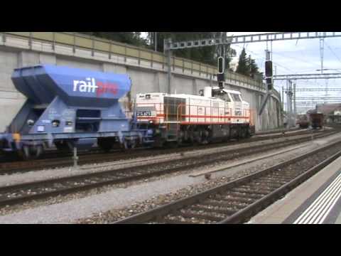 Sersa Am 843 "153" fährt ab von Spiez mit Schotterzug [26.07.10]