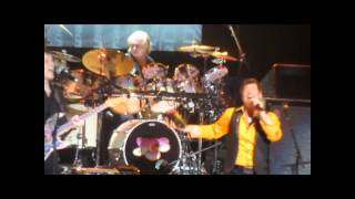 Yes live in L.A. - "Owner of a Lonely Heart" with guest appearance by Trevor Rabin