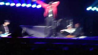 Usher&#39;sTribute to Michael Jackson&#39;s Moon Walk @ OMG Tour