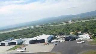 preview picture of video 'El Salvador, Despegue en el Aeropuerto Internacional'