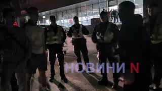 У центрі Миколаєва стався конфлікт — затримано людину з пістолетом (фото, відео)
