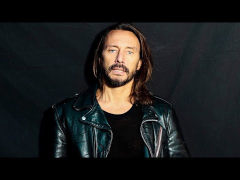 Bob Sinclar playing 'World Hold On' and 'Love Generation' - Live in Paris