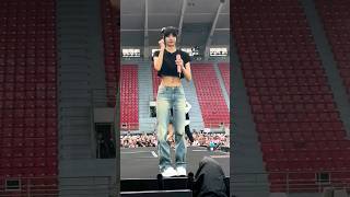 Lisa playing rock paper scissors with a fan!!! 🖤💓 #blackpink #lisa #bornpink #concerts