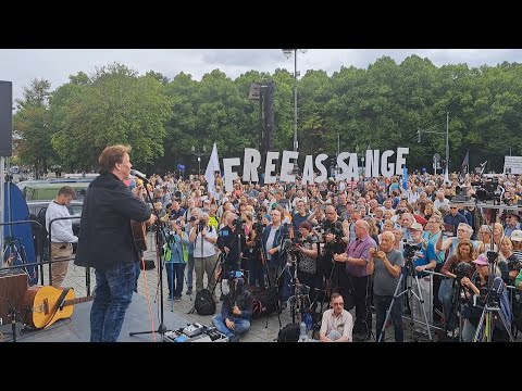 Karsten Troyke fordert Free Assange auf der Weltfrieden-Demo am 5. August 2023 in Berlin