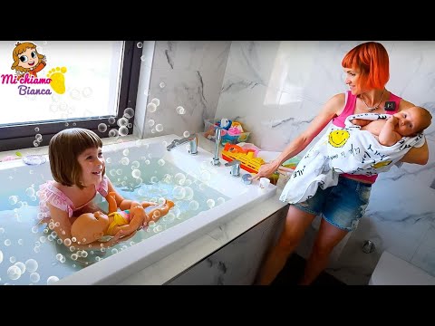 La bambina Bianca si prende cura del suo fratellino! Giochi con bambini piccoli. Mi chiamo Bianca