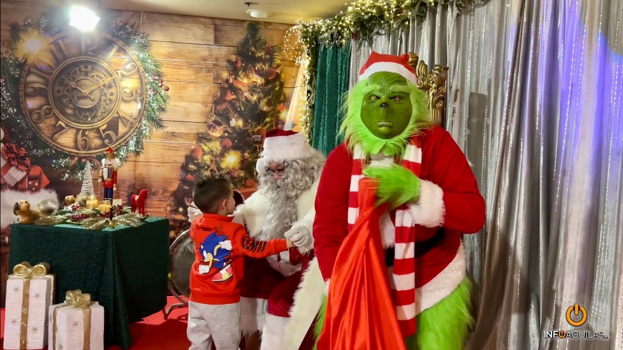 Papá Noel ya está en Águilas, pero se ha cruzado con El Grinch en el Centro Comercial Águilas Plaza