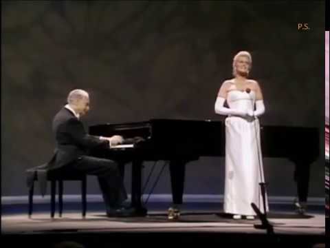 Cantante lirica canta e il pianista si spaventa