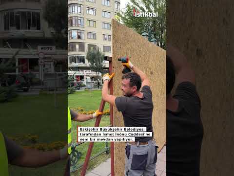 Eskişehir Büyükşehir Belediyesi tarafından İsmet İnönü Caddesi'ne yeni bir meydan yapılıyor.