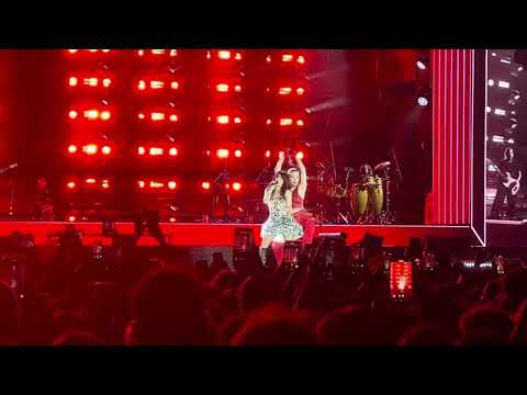 Tu veneno , Lali en la rambla de Montevideo , Uruguay 🇺🇾  con Natalia Oreiro. 06/12/2025