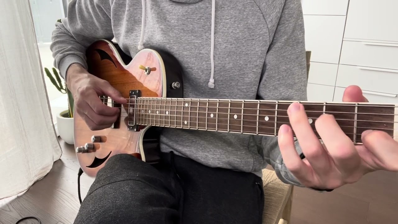 Roberto Barlocci playing an easy fingerstyle arrangement of Twinkle Twinkle Little Star on guitar