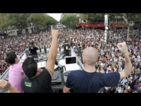 Onetram & Bernard Blade "Zikade"