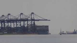 preview picture of video 'Felixstowe Port from the River Orwell'