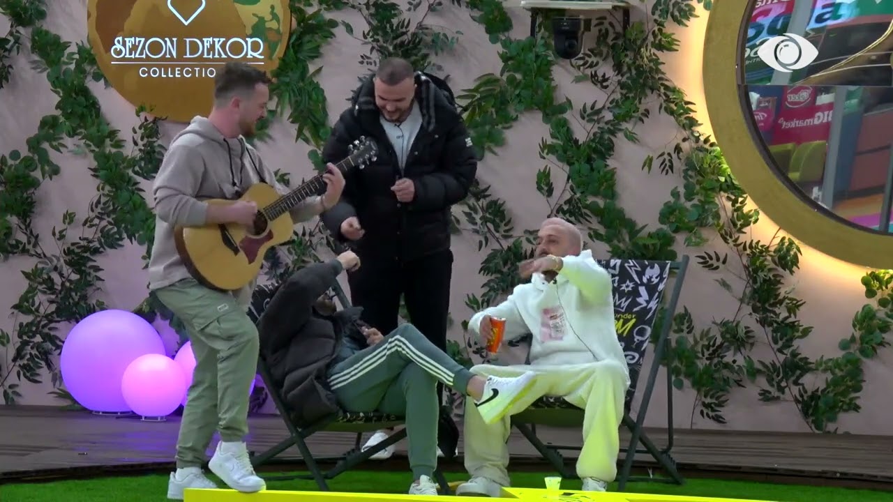 Vijojnë momentet pozitive në shtëpi, Gjesti këndon teksa Tiri luan me kitarë