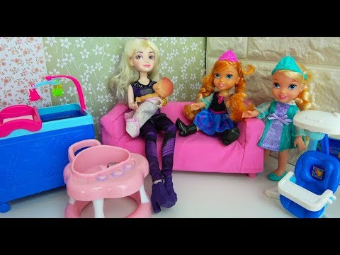Elsa and Anna toddlers visit Mal