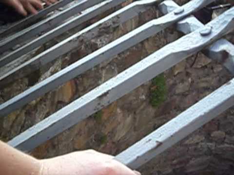 Steine werden in 50m tiefen Brunnen fallen gelassen Teil 1