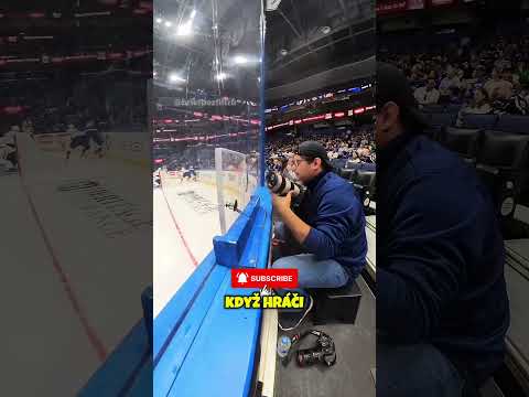 Proč mají hokejové stadiony díry ve skle 🏒