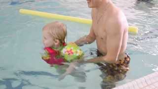 Alice (2 years) in the swimming pool