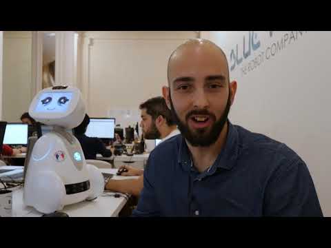 Portrait d'un ingénieur spécialisé en IA, dans la start-up robotique Blue Frog Robotics.
