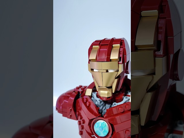 Vídeo relacionado con LEGO Marvel Busto de Iron Man MK4 - Maqueta para Adultos de Superhéroe con Minifigura de Tony Stark, Cañones de Hombros y Cabeza Articulada - Regalo para Hombres y Mujeres Fans de los Vengadores 76327