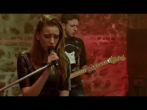 Serenay Sarıkaya - İsyan