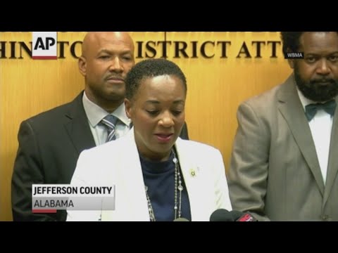 An Alabama district attorney has dropped the manslaughter charge against a woman who lost her fetus when she was shot during a fight. (July 3)