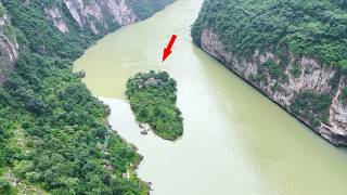 四川这户人家真是太牛了，竟然隐居在河中心的小岛上，难道不怕被水淹吗？｜Houses found on Sichuan island, amazing