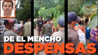 Sicarios del CJNG reparten despensas a nombre del ‘Mencho’, “Pa’ que no crean que es del DIF”