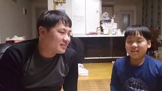 서투른 아빠와 아들의 재미있는 이야기를 하는 동영상 A moving picture  of a clumsy father and son telling funny stories.