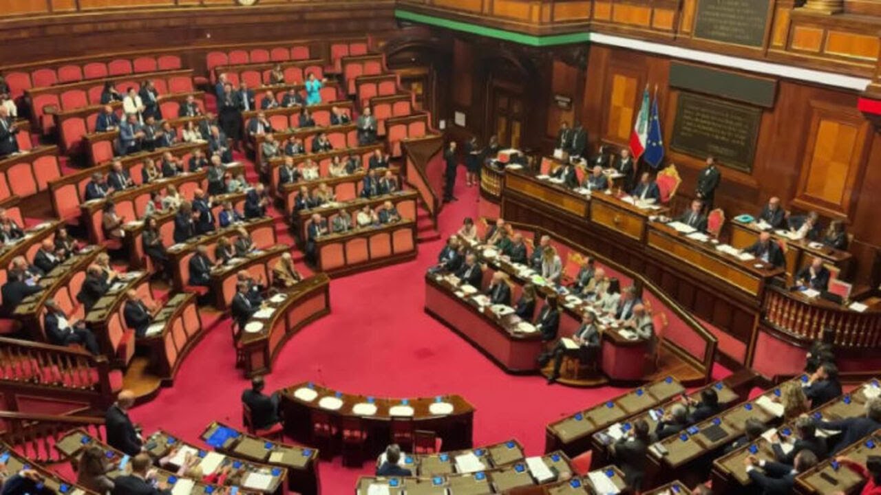 Standing ovation a Meloni dopo il suo intervento al Premier Time al Senato