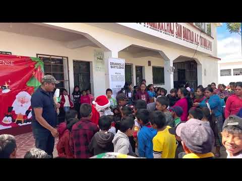 Entrega de juguetes en Parraxchaj, San Bartolo, Totonicapán, por fiestas de fina de año del 2024