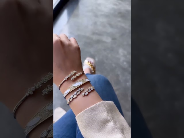 أسورة أنيقة باللون الفضي (B929) .