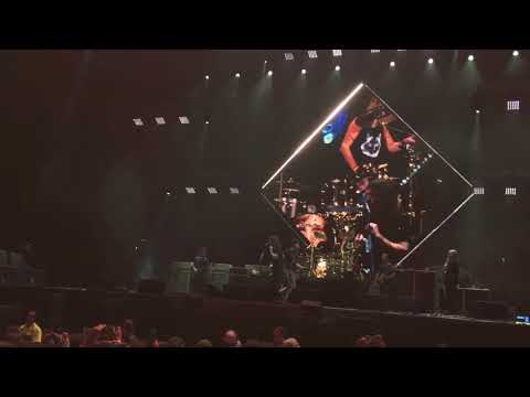 Lucas tocando under pressure com o Foo Fighters