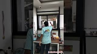 ชุดบานเลื่อนล่างบนพร้อมช่องแสงข้างและชุดบานเลื่อนสลับ