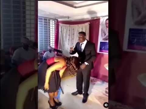 insolite: Un pasteur rase  lees poils de ses fidèles dans son eglise 😱