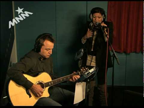 Bezoek bij Thibaut - Ameerah brengt 'The Sound Of Missing You' live in de studio