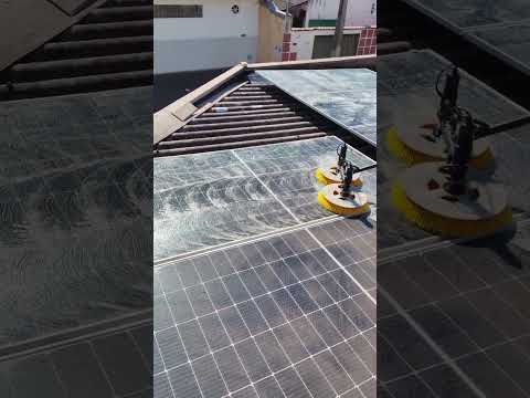 Limpeza de Usinas de Energia Solar Escovas Giratórias Eficientes pra Lavar Placas Solares