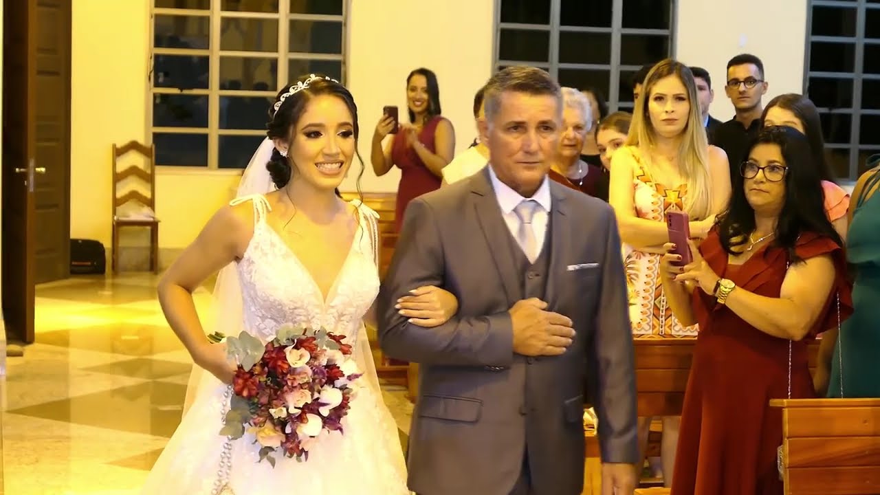 Noivo não se contem de emoção. Entrada deslumbrante. Sacramento Cerimônia de Casamento . (*)