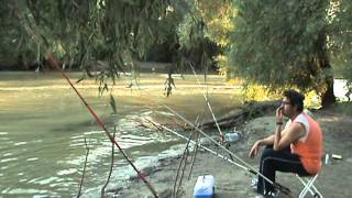 preview picture of video 'Pescuit in Delta Dunarii( mai mult picnik) la Mila23, august 2010'