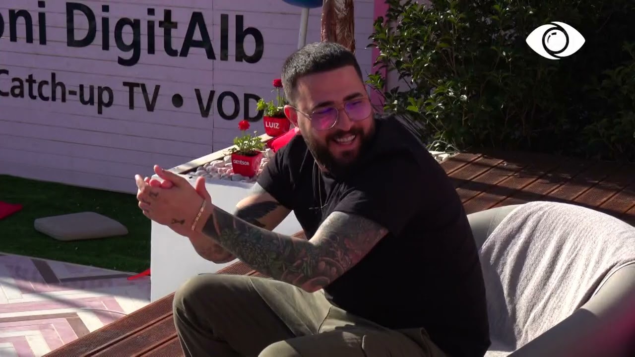 Lorenci ngacmon Keisin, Deas i këndon